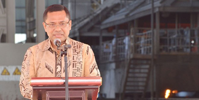 Menteri Perindustrian Saleh Husin membacakan laporan pada peresmian Smelter Nikel PT. Sulawesi Mining Investment di Kecamatan Bahodopi, Kabupaten Morowali, Sulawesi Tengah, 29 Mei 2015