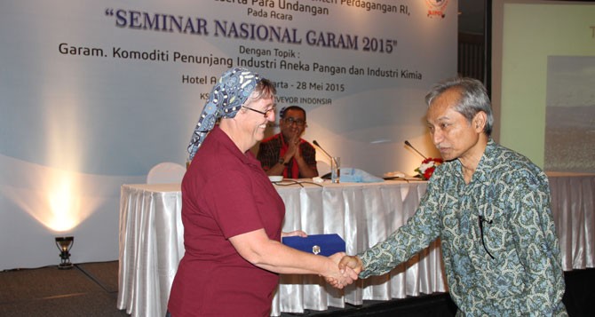 CINDERA MATA- Ketua Asosiasi Industri Pengguna Garam Indonesia. (AIPGI), Tony Tandyuk (kanan) menyalami pembicara Ms Peri Collman, seorang ahli garam dari Australia usai penyerahan plakat –tubasmedia.com/sabar hutasoit
