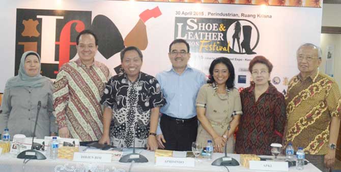 Dirjen BIM Kemenperin Harjanto berfoto bersama dengan Direktur Umum Krista Exhibition Daud Salim, Ketua Umum Asosiasi Persepatuan Indonesia (Aprisindo) Eddy Widjanarko, Sekjen Asosiasi Penyamak Kulit Indonesia Ayu Rifka seusai Press Conference Pameran Indo Leather and Footwear (ILF) 2015 di Kementerian Perindustrian, Jakarta, 30 April 2015