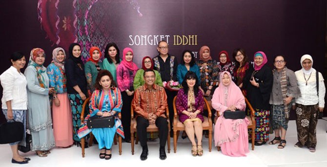 Menteri Perindustrian Saleh Husin berfoto bersama dengan Para Istri Menteri Kabinet Kerja yang tergabung dalam Organisasi Aksi Solidaritas Era (OASE) seusai launching Songket Iddhi di Kementerian Perindustrian, Jakarta, 20 Mei 2015