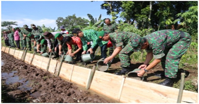 Teks Foto: Danrem 071/Wk (kedua dari kanan) tampak turun tangan langsung bersama pasukannya dalam karya bhakti TNI.