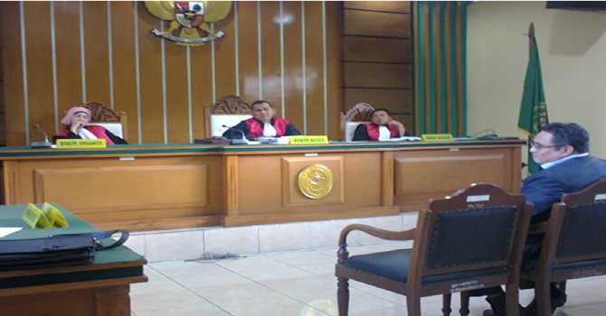 DR. Chairul Huda, SH, MH pakar hukum pidana dari UI menjadi saksi ahli dalam kasus terdakwa Soetopo Oey, di PN Tasikmalaya, Rabu (27/5/15). (photo/ hakri miko)