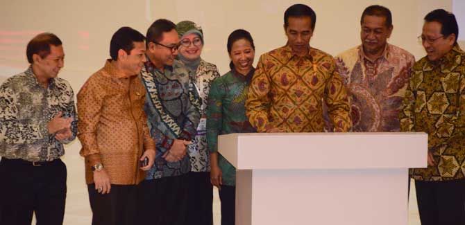 Presiden Jokowi didampingi sejumlah pejabat menandatangani prasasti peresmian kampus IPC Corporate University, di Ciawi, Bogor, Jabar, Selasa (5/5) pagi