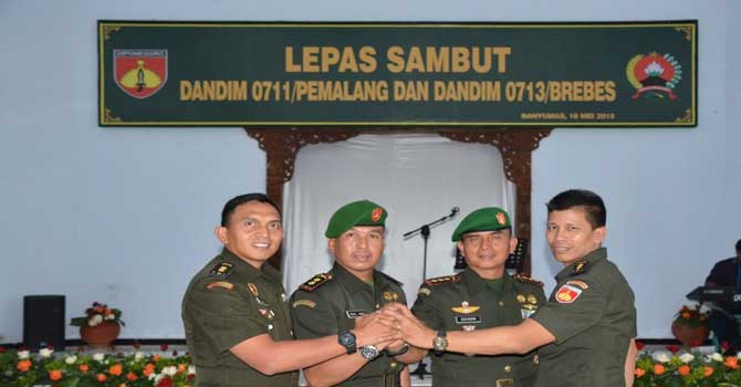 Komandan Korem 071/Wk Kolonel Inf Edison (ke-2 kanan) berfoto bersama Letkol Arm Lutfi, S.I.P., M.SA, Letkol Inf Abdul Hamid, S.I.P, dan Letkol Inf Cahyadi Imam Suhada seusai acara Lepas Sambut Dandim 0711/Pemalang dan Dandim 0713/Brebes, bertempat di Gedung Pertemuan A. Yani Makorem 071/Wk  Jalan  Gatot Subroto, Sokaraja, Banyumas, Senin (18/5).