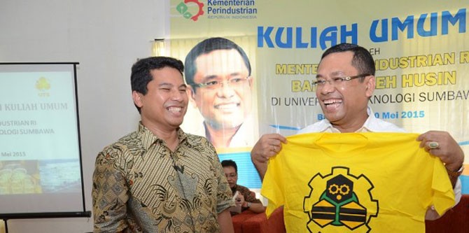 Menteri Perindustrian Saleh Husin seusai berdialog dengan Mahasiswa UTS menerima cenderamata yang diserahkan Rektor UTS Dr. Arief Budi Witarto M, Eng di kampus UTS Sumbawa, 30 Mei 2015