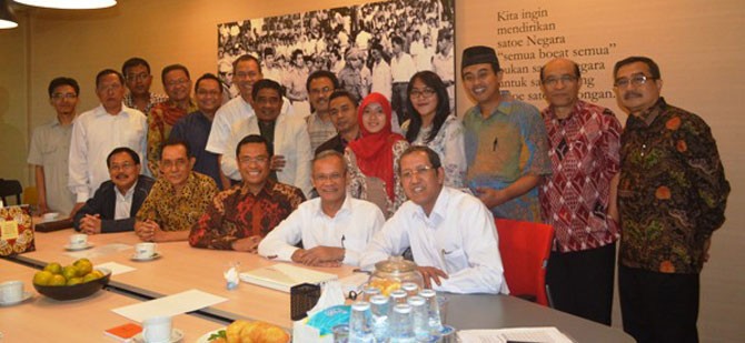 Menteri Perindustrian Saleh Husin didampingi Sekjen Kemenperin Syarif Hidayat berfoto bersama dengan para peneliti tim ekonomi Berdikari Center seusai diskusi "Penyelamatan Industri di Tanah Air Terutama Terhadap Neraca Perdagangan Non Migas dan PHK Massal" di Jakarta, 22 Juni 2015