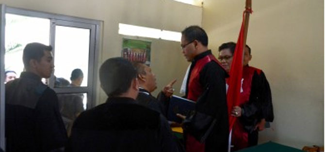 Eggi Sudjana selaku kuasa hukum Soetopo mengajukan protes pada hakim dianggap arogan dalam sidang di PN Tasikmalaya. (foto: hakri)