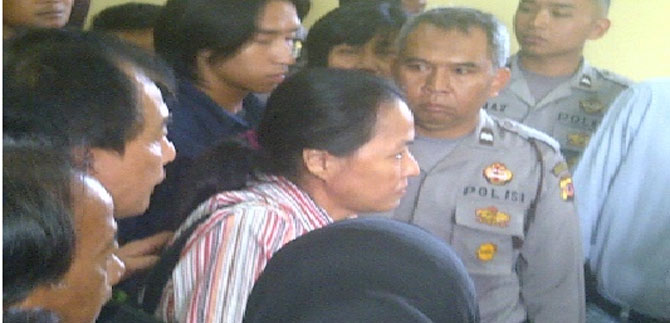 Oliyani berteriak histeris protes  pada hakim yang memvonis 2,6 tahun penjara pada suaminya Apaw. dijaga ketat kepolisian di PN Tasikmalaya (tubasmedia.com/hakri) 