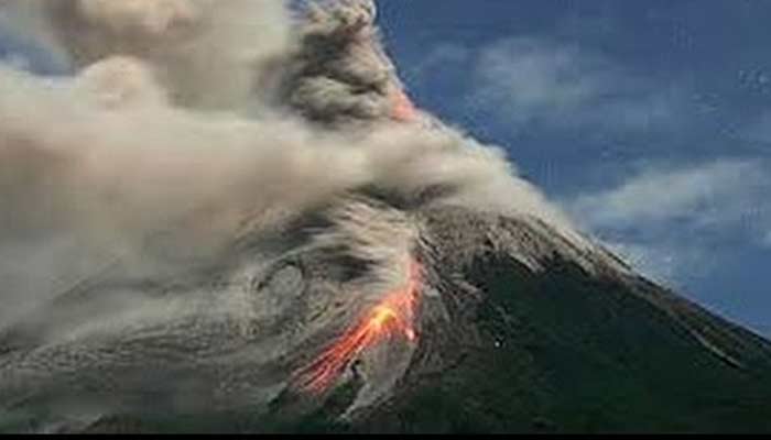Maskapai-Tunda-Penerbangan-Akibat-Letusan-Gunung-Raung