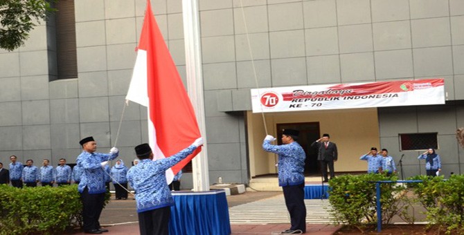 Menteri Perindustrian Saleh Husin bertindak sebagai Inspektur Upacara pada Peringatan Hari Ulang Tahun Kemerdekaan Ke-70 Republik Indonesia di Kementerian Peirndustrian, Jakarta, 17 Agustus 2015