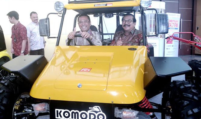 MENCOBA - Menteri Perindustrian Saleh Husin bersama Gubernur Jawa Timur Soekarwo mencoba menaiki kendaraan segala medan buatan dalam negeri, "Fin Komodo"  pada Pameran Produksi Indonesia di Grand City Surabaya yang menampilkan produk-produk unggulan dalam negeri pada 6-9 Agustus 2015. (tubasmedia.com/istimewa)