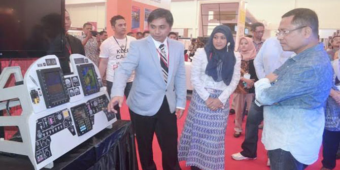  Menteri Perindustrian Saleh Husin mendengarkan penjelasan mengenai komponen avionics untuk pesawat produksi Infoglobal Avionics ketika meninjau Pameran "Industrialisasi untuk Kemandirian Bangsa" dalam rangka peringatan 70 Tahun Indonesia Merdeka di Indonesia Convention Exhibition (ICE), BSD City, Tangerang Selatan, Banten, 1 Agustus 2015.