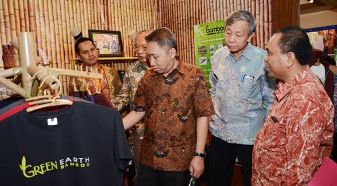 Dirjen IKTA Kemenperin Harjanto didampingi Sesditjen IKTA Setio Hartono dan Sekjen APRISINDO Binsar Marpaung memperhatikan produk pakaian yang terbuat dari serat bambu seusai membuka Pameran Industri Aneka Tahun 2015 di Plasa Pameran Industri, Jakarta 15 September 2015.