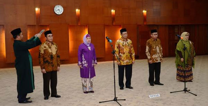 Menteri Perindustrian Saleh Husin mengambil sumpah jabatan, melantik dan mengukuhkan Dirjen Industri Agro Ir. Panggah Susanto, MM, Dirjen Industri Kecil dan Menengah (IKM) Dra. Euis Saedah, Msc, Dirjen Pengembangan Perwilayahan Industri (PPI) Dr. Ir. Imam Haryono, Msc, Dirjen Industri Kimia, Tekstil, dan Aneka (IKTA) Ir. Harjanto, MEng, serta Staf Ahli Bidang Sumber Daya Industri Dra. Dyah Winarni Poedjiwati, MBA di Kementerian Perindustrian, Jakarta, 15 September 2015.