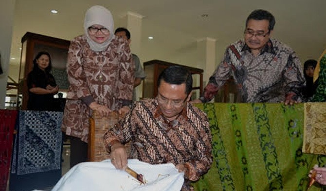 Menteri Perindustrian Saleh Husin membatik disaksikan Sekjen Kemenperin Syarif Hidayat dan Kepala Balai Besar Kerajinan dan Batik (BBKB) Yogyakarta, Ibu Zulmalizar ketika melakukan kunjungan kerja ke BBKB Yogyakarta, 17 September 2015