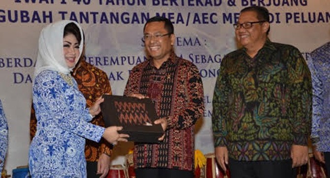 Menteri Perindustrian Saleh Husin menerima plakat yang diserahkan ketua DPP IWAPI Nita Yudi di saksikan Menteri Koperasi dan UKM, Anak Agung Gede Ngurah Puspayoga seusai membuka Munas ke-8 IWAPI di Ancol, Jakarta, Rabu (16/9/2015). 