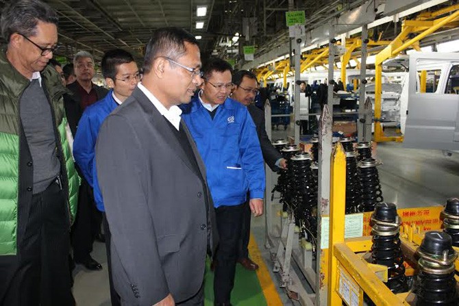  Menteri Perindustrian Saleh Husin memperhatikan komponen shockbreaker didampingi Presiden Direktur SGMW Motor Indonesia Xu Feiyun dan Dirjen Industri Logam, Mesin, Alat Transportasi dan Elektronika (ILMATE) Kemenperin I Gusti Putu Suryawirawan serta Plt. Direktur Industri Alat Transportasi Darat Ignatius Warsito di pabrik SAIC-GM-Wuling (SGMW) Automobile di Qingdao, Tiongkok, Jumat (4/12/2015). SGMW berencana membangun pabrik shockbreaker dan komponen lainnya bersama pabrik mobil yang tengah dibangun di Cikarang senilai total USD 700 juta atau Rp 10-11 triliun. (tubasmedia.com/istimewa)