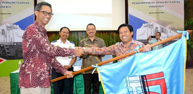 Dirjen Industri Logam, Mesin, Alat Transportasi, dan Elektronika (ILMATE) Kemenperin I Gusti Putu Suryawirawan menyerahkan pataka kepada Ketua Umum Asosiasi Industri Penunjang Perkeretaapian Indonesia (Indonesia Railway Component Manufacturer Association/IRMA) Tony Budi Santosa sebagai simbolis terbentuknya Pengurus IRMA disaksikan Dirjen Perkeretaapian Kemenhub Hermanto Dwiatmoko serta Deputi Bidang Usaha Pertambangan, Industri Strategis, dan Media Kementerian BUMN Fajar Harry Sampurno di Kementerian Perindustrian, Jakarta, 10 Februari 2016.