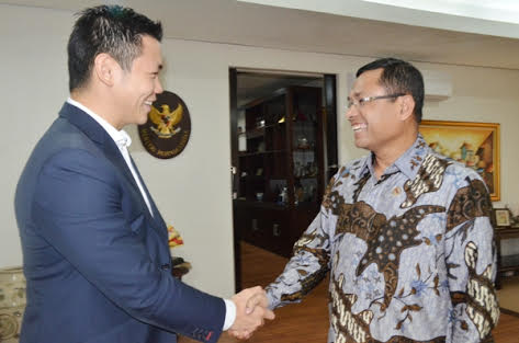 BERSALAMAN - Menteri Perindustrian Saleh Husin menerima kunjungan Direktur APRIL Anderson Tanoto di Kementerian Perindustrian, Jakarta, 24 Februari 2016. Dalam kunjungannya tersebut, Anderson melaporkan mengenai perkembangan terkini pembangunan Paper Machine 3 PT. Riau Andalan Pulp and Paper (RAPP) dan rencana pembangunan pabrik rayon PT Sateri Viscose Internasional (SVI). Kedua perusahaan tersebut merupakan anak usaha Grup APRIL. (tubasmedia.com/istimewa)