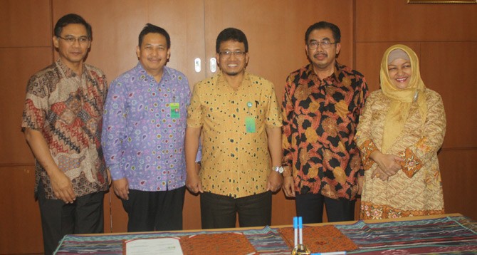 FOTO BERSAMA – Usai penandatangan naskah kerjasama (MoU), Dirjen IKM Drs Euis Saedah MSc (paling kanan) foto bersama dengan Kepala Badan Penelitian, Pengembangan dan Inovasi Kementerian LH dan Kehutanan, DR Henri Bastaman MES, Kepala Pusat Penelitian dan Pengembangan Hasil Hutan DR Ir Dwi Sudharto MSi, Kepala Pusat Penelitian dan Pengembangan Sosial, Ekonomi, Kebijakan dan Perubahan Iklim, DR Ir Bambang Supriyanto MSc serta Direkktur Industri Pangan, Barang dari Kayu dan Furniture Ditjen IKM, DR Ir Sudarto MM. (tubasmedia.com/sabar hutasoit)