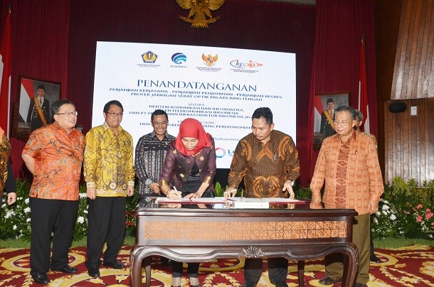 PERJANJIAN KERJASAMA - Menteri Koordinator Bidang Perekonomian Darmin Nasution bersama Menteri Perindustrian Saleh Husin, Menteri Komunikasi dan Informatika Rudyantara serta Menteri Keuangan Bambang Brodjonegoro menyaksikan Drektur Utama PT LEN Telekomunikasi Indonesia (Persero) Raden Wahyu Pantja Gelora, dan Direktur Utama PT Penjaminan Infrastruktur Indonesia (Persero) Shintya Roesly menandatangani Perjanjian Kerjasama Pemerintah Dengan Badan Usaha dan Perjanjian Penjaminan Proyek Palapa Ring Paket Tengah antara PT LEN Telekomunikasi Indonesia (Persero) dengan PT Penjaminan Infrastruktur Indonesia (Persero) di Jakarta, 04 Maret 2016. (istimewa/tubasmedia.com)