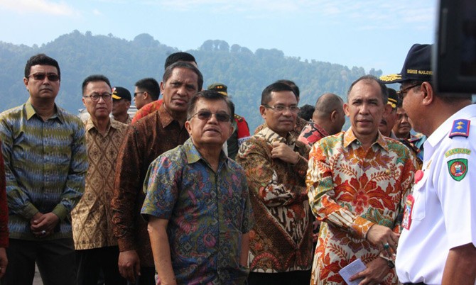 MENYIMAK - Wakil Presiden RI Jusuf Kalla didampingi Menteri Perindustrian Saleh Husin (tengah, belakang) menyimak penjelasan tentang perairan Banda Naira dari salah satu staf pimpinan KRI Surabaya 591, Kamis (17/3/2016). Wapres melakukan kunjungan ke Ambon, Banda Naira dan Tual untuk melihat dari dekat potensi perikanan Maluku serta untuk mempercepat industri pengolahan.(ist/tubasmedia.com)