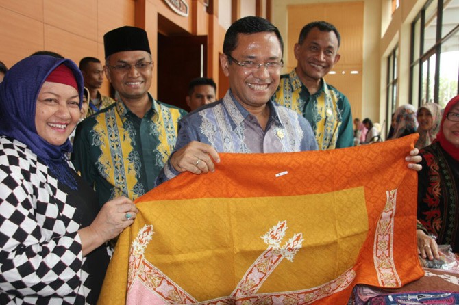 MOTIF KHAS ACEH - Menteri Perindustrian Saleh Husin didampingi Dirjen IKM Euis Saedah menunjukkan kain bermotif khas Aceh di sela-sela acara Rapat Koordinasi Nasional Penyusunan Program Penumbuhan dan Pengembangan IKM Tahun 2017 di Banda Aceh, 27 Maret 2016. Menperin didampingi Kepala Dinas Perindustrian dan Perdagangan Provinsi Aceh Arifin Ilham dan Sekretaris Daerah Provinsi Aceh Muzakar A. Gani. (ist/tubasmedia.com)
