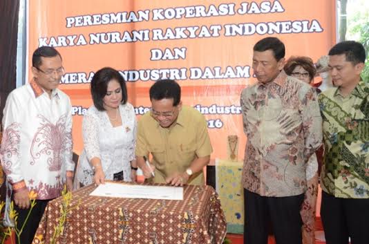 PENANDATANGANAN - Menteri Perindustrian Saleh Husin bersama Ketua Umum Partai Hati Nurani Rakyat (Hanura) Wiranto (kedua kanan) serta Tenaga Ahli Menperin Didi Apriadi (kanan) menyaksikan penandatangan antara Sekretaris Deputi Bidang Kelembagaan Kementerian Koperasi dan UKM Toto Sugiyono dengan Ketua Koperasi Jasa Karya Nurani Rakyat Indonesia, Patrika Susana Andi Paturusi tanda Peresmian Koperasi Jasa Karya Nurani Rakyat Indonesia di Kementerian Perindustrian, Jakarta, 16 Maret 2016. (tubasmedia.com/istimewa)