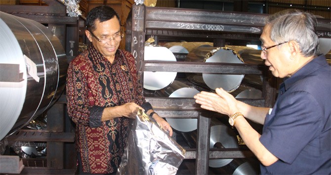 BERBINCANG - Menteri Perindustrian Saleh Husin berbincang dengan Presiden Direktur/CEO Maspion Group Alim Markus sambil mengamati produk alumunium foil saat mengunjungi pabrik alumunium PT Alumindo Light Metal Industry Tbk/ ALMI (Maspion group) di Sidoarjo, Jawa Timur, Selasa (26/4/2016). Alumunium foil digunakan oleh beragam industri lainnya seperti makanan, minuman, olahan tembakau, kemasan, farmasi dan lain-lain. Menperin mendukung industri elektronika, peralatan rumah tangga dan metal karena turut memperkuat ekonomi Indonesia, menyerap tenaga kerja dan meningkatkan tingkat kandungan komponen dalam negeri. (ist/tubasmedia.com)