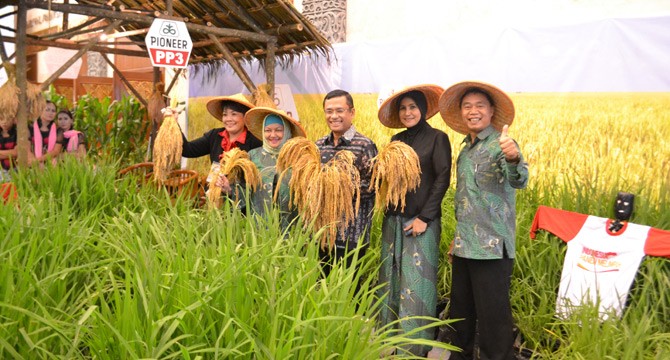 TINJAU PAMERAN - Menteri Perindustrian Saleh Husin didampingi Dirjen Industri Kecil Menengah Euis Saedah dan Ketua Panitia Agrinex 10th Rifda Ammarina meninjau pameran Agrinex 10th di Assembly Hall Jakarta Convention Center, 01 April 2016. (ist/tubasmedia.com)
