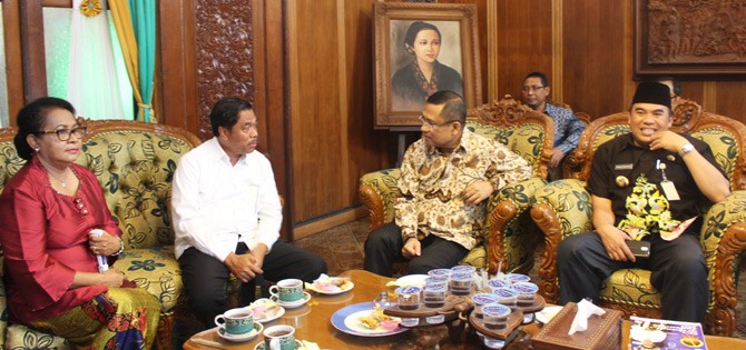 BERBINCANG - Menteri Perindustrian Saleh Husin berbincang bersama Menteri Pemberdayaan Perempuan dan Perlindungan Anak Indonesia Yohana Susana Yembise, Bupati Jepara Ahmad Marzuqi (kanan) serta Wakil Bupati Jepara Subroto (kedua dari kiri) sebelum menghadiri Seminar Nasional Spirit Kartini Dalam Membangun Bangsa yang Mandiri, Kreatif dan Berkarakter”, di Jepara 16 April 2016 (ist/tubasmedia.com)