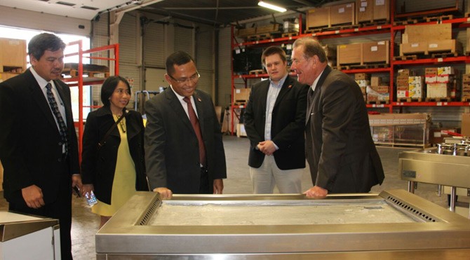 MEMPERHATIKAN - Menteri Perindustrian Saleh Husin memperhatikan produk peralatan memasak teppayaki untuk restoran dan hotel yang ditunjukkan oleh CEO Nayati Michel Rozman saat mengunjungi fasilitas distribusi milik Nayati di Waterloo, dekat Brussel, Belgia, Senin (4/4/2016). Menperin didampingi Atase Perindustrian KBRI Brussel di Belgia, I Putu Juli Ardika (kiri) dan Atase Perdagangan KBRI di Brussel, Olvy Andrianita (kedua kiri) serta Chief of Commercial Department Alexandre Formica (kedua kanan).(ist/tubasmedia.com)