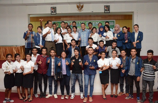 Menteri Perindustrian Saleh Husin berfoto bersama dengan para mahasiswa Universitas Nusa Cendana seusai memberikan kuliah umum, Kupang, 14 April 2016