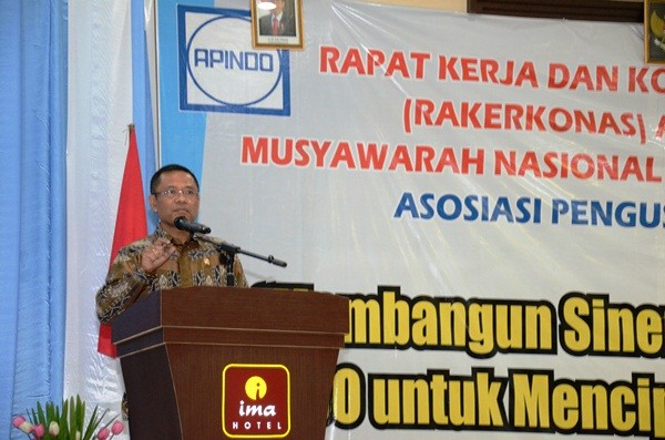 Menteri Perindustrian Saleh Husin memberikan sambutan pada Rapat Kerja dan Konsultasi Nasional APINDO ke XXVII serta Munasus 2016 APINDO dengan tema “Membangun Sinergi Pemerintah dan APINDO untuk menciptakan Iklim Investasi Berdayasaing” di Kupang, 14 April 2016