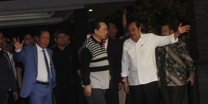 SUASANA – Inilah salah satu suasana penjemputan buronan Samadikun Hartono. Jaksa Agung HM Prasetyo mengembangkan tangan kirinya seperti mempersilakan sang buronan sementara Sutyoso melambaikan tangannya. (ist/tubasmedia.com)