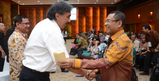 POTENSI THORIUM - Menteri Perindustrian Saleh Husin disambut Deputi Bidang Koordinasi Infrastruktur Kemenko Bidang Maritim dan Sumber Daya Ridwan Jamaludin pada Seminar Nasional "Thorium Sebagai Sumber Daya Revolusi Industri" di Kementerian Perindustrian, Jakarta 24 Mei 2016. Menperin meminta semua pemangku kepentingan terkait untuk bisa memanfaatkan potensi thorium untuk memproduksi listrik guna membangun industri yang kuat, mandiri, berdaya saing tinggi, dan mampu mensejahterakan rakyat. (ist/tubasmedia.com)