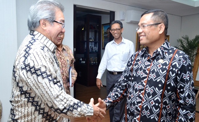 KUNJUNGAN GAIKINDO - Menteri Perindustrian Saleh Husin menerima kunjungan Ketua I Gabungan Industri Kendaraan Bermotor Indonesia (Gaikindo) Jongkie D Sugiarto disaksikan Dirjen Industri Logam, Mesin, Alat Transportasi dan Elektronika (ILMATE) I Gusti Putu Suryawirawan di Kementerian Perindustrian, Jakarta, Rabu, 11 Mei 2016. Menperin optimistis industri otomotif Indonesia semakin kuat menjadi basis produksi global berorientasi ekspor, selain didorong oleh tumbuhnya permintaan pasar domestik. (ist/tubasmedia.com)
