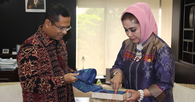 MENYIMAK PENJELASAN - Menteri Perindustrian Saleh Husin memperhatikan batik tegalan dan menyimak penjelasan Walikota Tegal Siti Masitha Soeparno pada pertemuan di Kementerian Perindustrian, Jakarta, Selasa (31/5/2016). Kementerian Perindustrian mengapresiasi Kota Tegal yang terus memacu industri baik kecil, menengah dan besar di kawasan tersebut. Tegal yang dijuluki sebagai Jepang-nya Indonesia memiliki antara lain industri logam, tekstil, olahan makanan minuman, sepatu sandal, furnitur dan juga shuttlecock untuk bulu tangkis. (ist/tubasmedia.com)