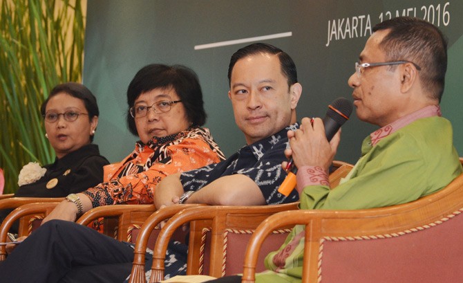 PAPARAN - Menteri Perindustrian Saleh Husin menyampaikan paparan mengenai Sistem Verifikasi Legalitas Kayu (SVLK) sebagai upaya perbaikan tata kelola kehutanan yang perlu didukung oleh para pihak terkait sehingga tidak menjadi beban bagi pelaku usaha namun justru dapat menjadi investasi perbaikan manajemen industri pengolahan kayu ketika Konferensi Pers Bersama 4 Menteri dengan tema "SVLK Mengantar Indonesia Capai FLEGT License Pertama di Dunia" di Jakarta, 12 Mei 2016. Pada kesempatan itu juga hadir Menteri Perdagangan Thomas Lembong, Menteri Lingkungan Hidup dan Kehutanan Siti Nurbaya, serta Menteri Luar Negeri Retno Marsudi. (ist/tubasmedia.com)