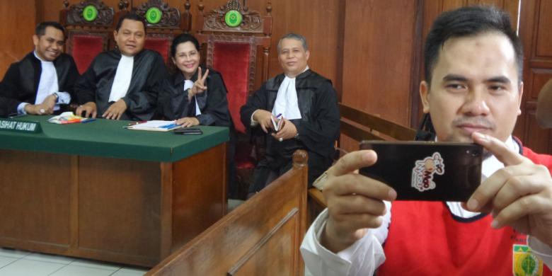  Saipul Jamil dalam ruang sidang Pengadilan Negeri Jakarta Utara, Senin (16/5/2016). 