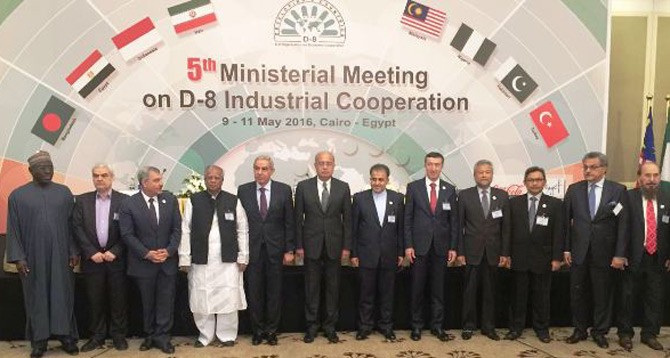 FOTO BERSAMA - Dirjen Ketahanan dan Pengembangan Industri Internasional (KPAII) Kemenperin RI, Achmad Sigit Dwiwahjono berfoto bersama dengan para delegasi negara anggota D-8 pada pelaksanaan The 9th Working Group on Industrial Cooperation dan The 5th Ministerial Meeting D-8 on Industrial Cooperation di Kairo, Mesir, 11 Mei 2016. Pertemuan kali ini berfokus pada pembahasan kerjasama sektor industri di antara negara anggota D-8. (ist/tubasmedia.com)