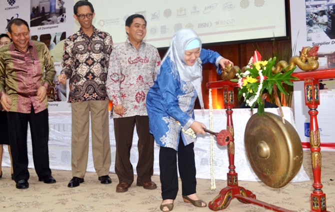 PUKUL GONG - Dirjen Industri Kecil dan Menengah (IKM) Kemenperin Euis Saedah memukul gong disaksikan (dari kiri) Presiden Institut Otomotif Indonesia I Made Dana Tangkas, Dirjen Industri Logam, Mesin, Alat Transportasi, dan Elektronika (ILMATE) Kemenperin I Gusti Putu Suryawirawan serta Kepala Badan Penelitian dan Pengembangan Industri (BPPI) Kemenperin Haris Munandar tanda peresmian Institut Otomotif Indonesia di Kementerian Perindustrian, Jakarta, 20 Mei 2016.(tubasmedia.com/sabar hutasoit)DSC_7130