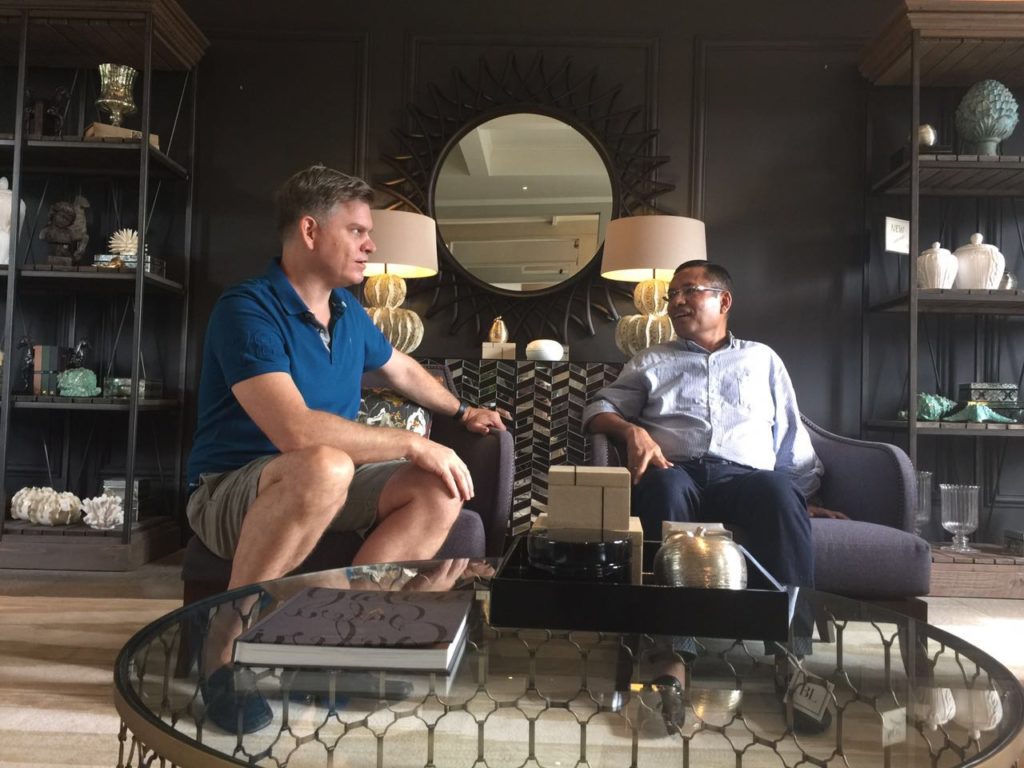  Menteri Perindustrian Saleh Husin berbincang dengan pendiri dan pemilik perusahaan produsen furnitur Box Living, Marcel Opstal di Jakarta, Minggu (1/5/2016). Menperin mendukung pelaku usaha kreatif yang menciptakan nilai tambah, mengembangkan produksi berbasis nilai budaya, bahan baku lokal dan menyerap tenaga kerja.