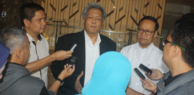 KETERANGAN PERS – Ketua Umum HIMKI, Ir Soenoto (berjas hitam) memberi keterangan pers kepada wartawan usai pendeklarasian himpunan pengusaha industri mebel dan kerajinan tersebut. (tubasmedia.com/sabar hutasoit)