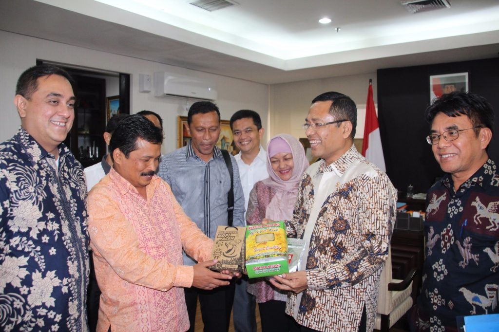 Menteri Perindustrian Saleh Husin menerima produk khas Kota Langsa berupa kerupuk emping melinjo “Meuling” dan kopi Aceh jenis torabika dari Walikota Langsa, Aceh, Usman Abdullah di Kementerian Perindustrian, Jakarta, Jumat, 29 April 2016 dan disaksikan oleh  Dirjen Industri Agro Kemenperin Panggah Susanto dan Dirjen Industri Kecil dan Menengah Euis Saedah, Tenaga Ahli Menperin Didi Apriadi dan Presiden Direktur PT Aceh Boga Sejahtera Amir Faisal. Menperin mencermati, souvenir dan buah tangan khas daerah memiliki potensi kuat untuk dikembangkan dan diperluas pemasarannya termasuk dengan meningkatkan desain kemasan.