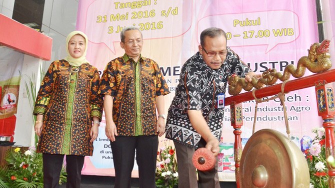 PUKUL GONG - Staf Ahli Bidang Penguatan Struktur Industri Ngakan Timur Antara mewakili Menteri Perindustrian didampingi (dari kiri) Sekretaris Direktorat Jenderal Industri Agro Enny Ratnaningtyas serta Direktur Industri Makanan, Hasil Laut, dan Perikanan Kemenperin Abdul Rochim membuka Pameran Produk Industri Makanan dan Minuman dengan memukul gong di Plasa Pameran Industri Kementerian Perindustrian, Jakarta 31 Mei 2016. (ist/tubasmedia.com)