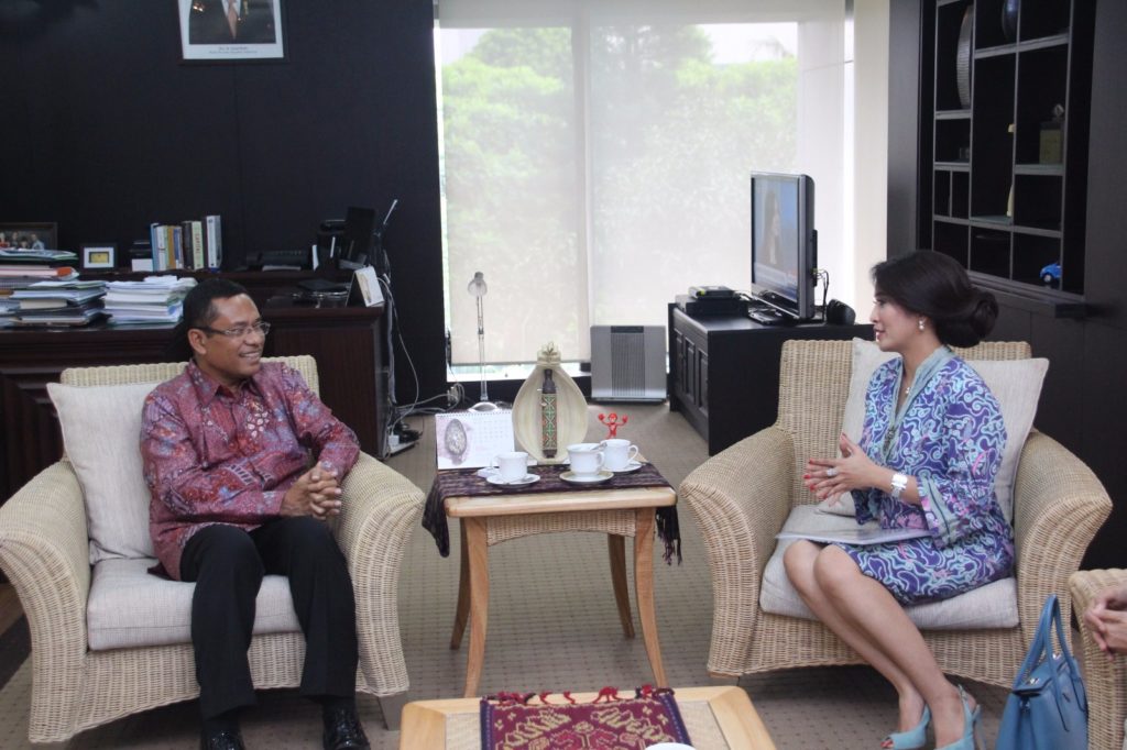 Menteri Perindustrian Saleh Husin berbincang dengan Ketua Umum Yayasan Batik Jawa Barat Sendy Dede Yusuf di Kementerian Perindustrian, Jakarta, Selasa (3 Mei 2016). YBJB aktif mengembangkan batik Jawa Barat dan berencana menggelar pameran “Pesona Batik Pesisir Utara Jawa Barat” pada 19 Mei mendatang di Jakarta.