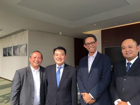 Dirjen Industri Logam, Mesin, Alat Transportasi dan Elektronika (ILMATE) Kemenperin I Gusti Putu Suryawirawan dan Atase Perindustrian pada Kedutaan Besar Republik Indonesia (KBRI) di Tokyo, Doddy Rahardi usai bertemu dengan salah satu pimpinan Ishikawajima Heavy Industry Jepang yang kini dikenal dengan nama IHI Corp, Keisuke Tanaka, di Tokyo Jepang. Tanaka didampingi oleh Kazumi Mizoshita (kanan) yang baru kembali ke Jepang setelah bertugas sebagai perwaikilan IHI Corp di Indonesia selama 5 tahun. Kemenperin mengundang IHI Corp mengembangkan industri perawatan dan perbaikan pesawat (Maintenance, Repair and Overhaul/MRO) di Indonesia.