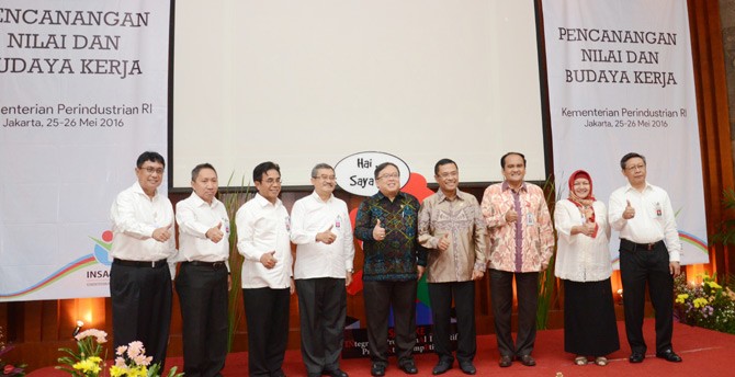 USAI PENCANANGAN - Menteri Perindustrian Saleh Husin dan Menteri Keuangan Bambang Brodjonegoro berfoto bersama (dari kiri) Irjen Kemenperin Soerjono, Dirjen Industri Kimia, Tekstil dan Aneka (IKTA) Kemenperin Harjanto, Dirjen Industri Agro Kemenperin Panggah Susanto, Sekjen Kemenperin Syarif Hidayat, Deputi Bidang Koordinasi Kebudayaan Kemenko Bidang Pembangunan Manusia dan Kebudayaan Haswan Yunaz, Dirjen Industri Kecil dan Menengah (IKM) Kemenperin Euis Saedah, serta Dirjen Pengembangan Perwilayahan Industri (PPI) Kemenperin Imam Haryono seusai Pencanangan Nilai dan Budaya Kerja Kementerian Perindustrian di Kementerian Perindustrian, Jakarta 25 Mei 2016. (ist/tubasmedia.com)