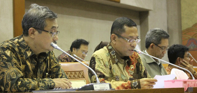 PEMAPARAN - Menteri Perindustrian Saleh Husin memberikan pemaparan pada Rapat Kerja dengan Komisi VI DPR-RI. Pada raker tersebut, pagu indikatif yang diajukan Kementerian Perindustrian berdasar pada program prioritas Kementerian Perindustrian sesuai dengan RPJMN tahun 2015-2019, Jakarta 13 Juni 2016. (ist/tubasmedia.com)